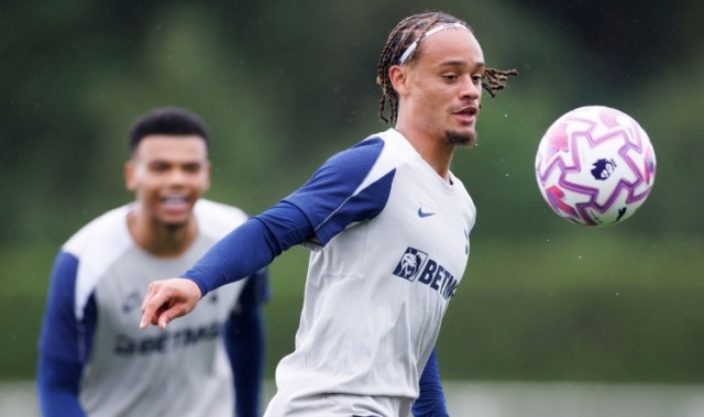 英媒谈西蒙斯首训：自信指挥、技术精湛，已展现机会创造者的才能